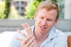 Hemoragiile subungueale în formă de bandă sunt unul dintre simptomele dermatozelor cronice Vânătăi sub unghiile degetelor mari