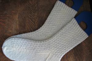 Chaussettes pour enfants sur aiguilles à tricoter - patrons et instructions étape par étape Chaussettes tricotées avec un motif convexe