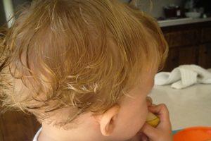 Ist es notwendig, den Kopf eines Neugeborenen zu rasieren?