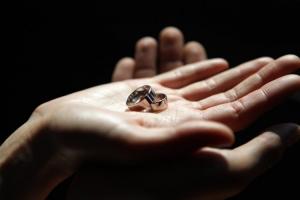 แหวนแต่งงาน - สัญญาณและความเชื่อพื้นบ้าน