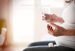 Sodbrennen während der Schwangerschaft: Behandlung zu Hause (Diät, zugelassene Medikamente und Volksrezepte)