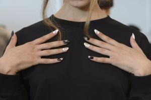 Géométrie sur les ongles : options de design élégantes et façons de la créer
